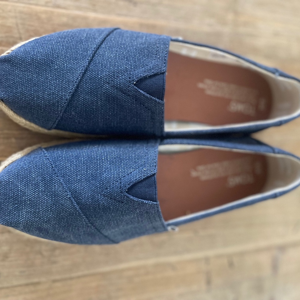 NWOT Toms espadrilles blue size 6